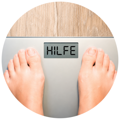 Füße auf einer Waage mit dem Wort „Hilfe“ als Symbol für Veränderung, Selbstfürsorge und Coaching-Unterstützung