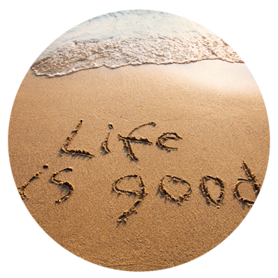 Schriftzug „Life is good“ im Sand am Strand als Symbol für Klarheit, Lebensfreude und persönliche Entwicklung.